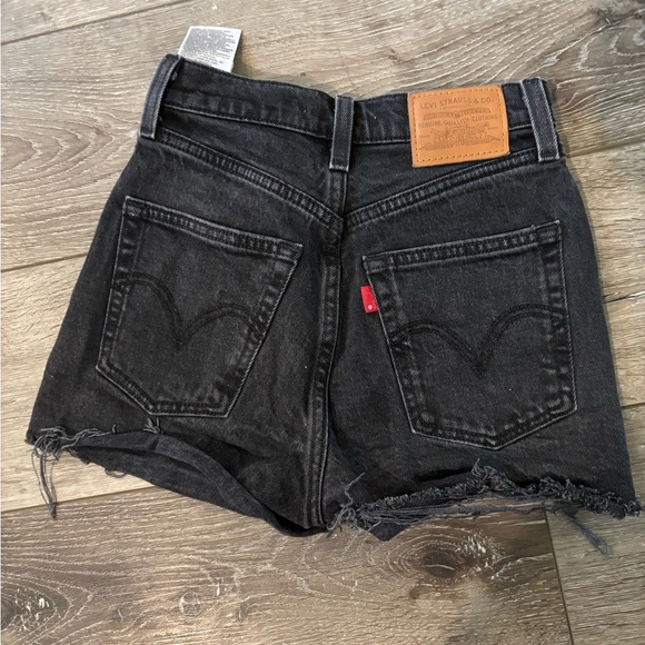 Levi’s Ribcage Cutoff Shorts - Picture 4 of 4